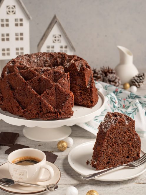 Ciambella cacao e caffè con una fetta tagliata che mostra l'interno soffice al cioccolato