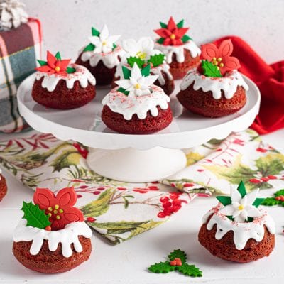 Mini red velvet bundt cake glassati di bianco e decorati con fiori di pasta di zucchero natalizi