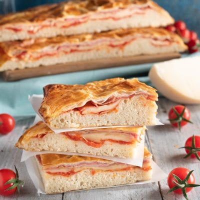 Parigina napoletana a fette sovrapposte con prosciutto cotto, pomodoro e mozzarella filante