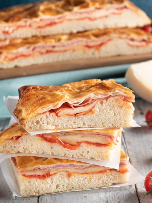 Parigina napoletana a fette sovrapposte con prosciutto cotto, pomodoro e mozzarella filante