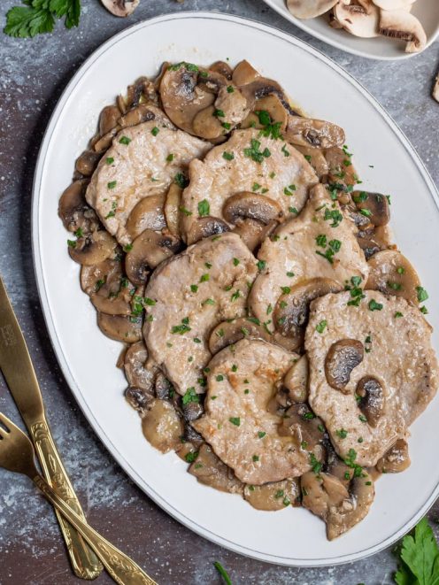 Scaloppine ai funghi con salsa cremosa, funghi champignon e prezzemolo tritato