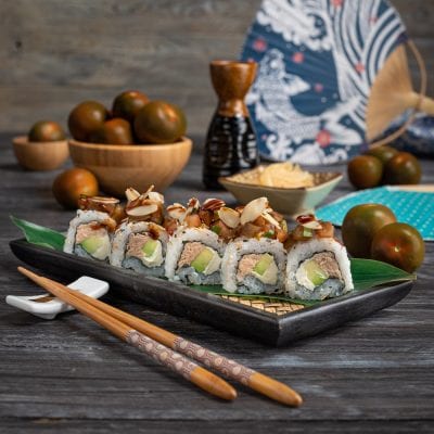 Uramaki con tonno, avocado e formaggio cremoso, guarniti con mandorle a lamelle e tartare piccante