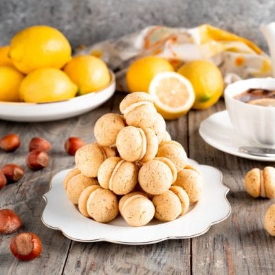 Baci amalfitani impilati a piramide con farcitura al limone tra nocciole e limoni freschi