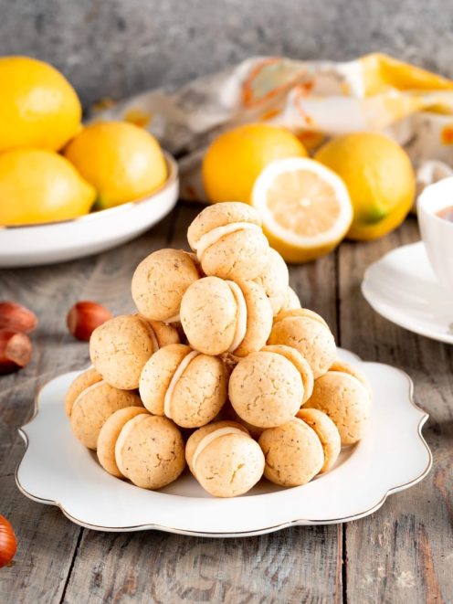 Baci amalfitani impilati a piramide con farcitura al limone tra nocciole e limoni freschi