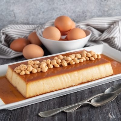 Bonet bianco alla Monferrina con caramello e amaretti sbriciolati in superficie