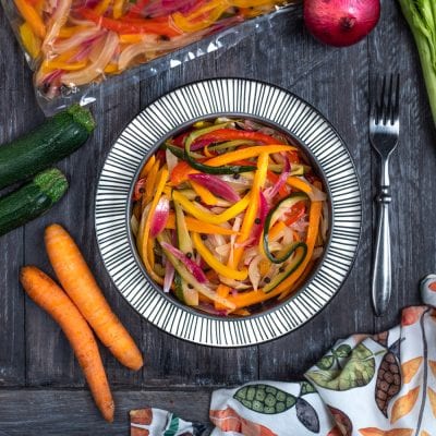 Giardiniera sotto vuoto con striscioline di zucchine, peperoni e cipolla rossa con grani di pepe