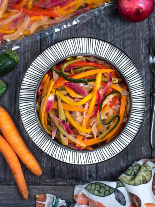Giardiniera sotto vuoto con striscioline di zucchine, peperoni e cipolla rossa con grani di pepe