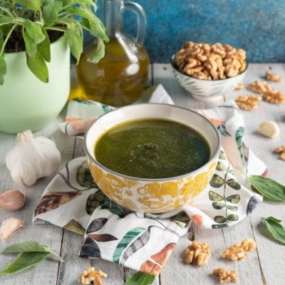 Pesto di salvia con noci e aglio, servito in una ciotola con olio in superficie