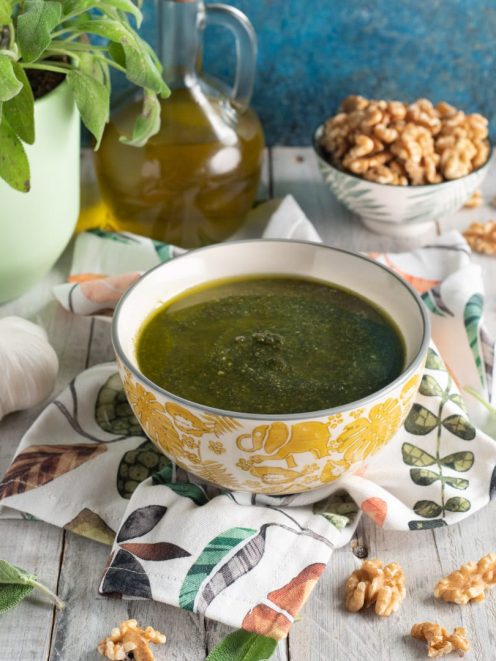 Pesto di salvia con noci e aglio, servito in una ciotola con olio in superficie