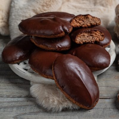 Susumelle glassate al cioccolato fondente, alcune spezzate a metà per mostrare l'interno morbido