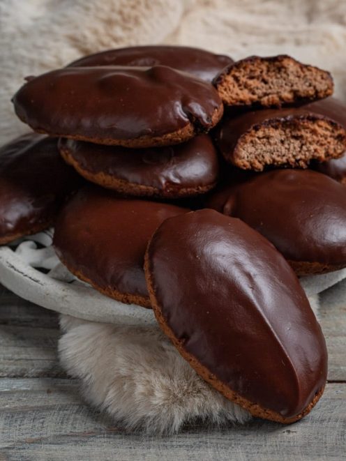 Susumelle glassate al cioccolato fondente, alcune spezzate a metà per mostrare l'interno morbido