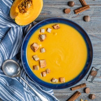 Vellutata di zucca liscia e cremosa guarnita con crostini di pane dorati