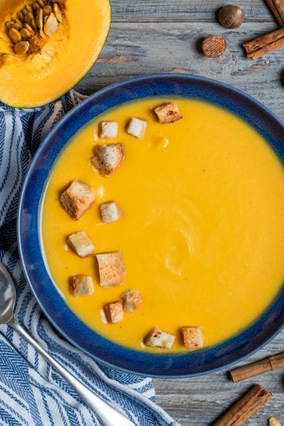 Vellutata di zucca liscia e cremosa guarnita con crostini di pane dorati
