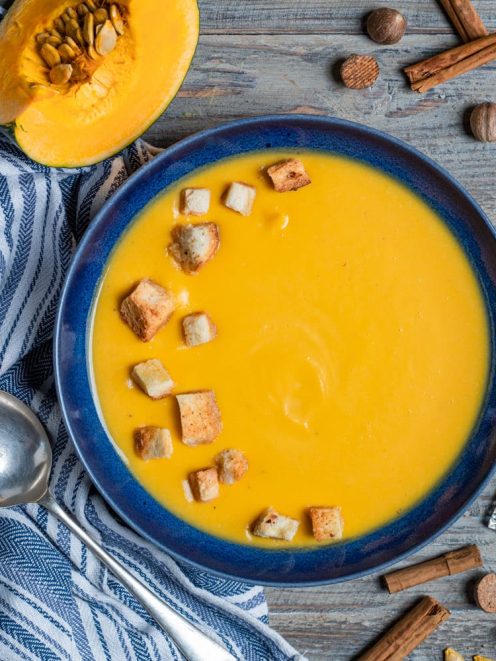 Vellutata di zucca liscia e cremosa guarnita con crostini di pane dorati