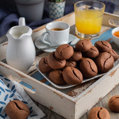 Biscotti chicco di caffè al cacao impilati su un piatto, con la caratteristica forma a chicco