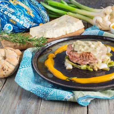Filetto di manzo con crema al gorgonzola su letto di porri e salsa alla zucca