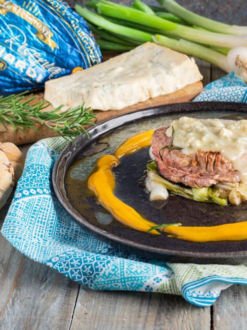 Filetto di manzo con crema al gorgonzola su letto di porri e salsa alla zucca