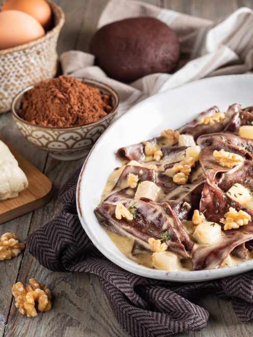 Straccetti di pasta fresca al cacao con salsa cremosa, noci e cubetti di formaggio