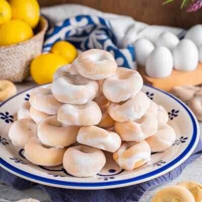 Taralli al naspro impilati a piramide con glassa bianca lucida