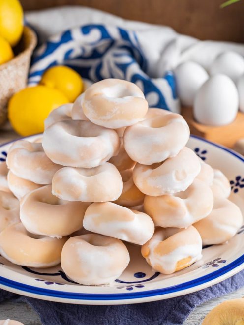 Taralli al naspro impilati a piramide con glassa bianca lucida
