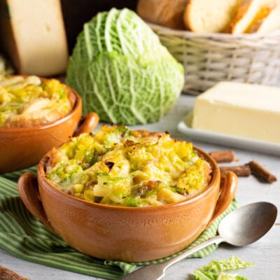 Zuppa alla Valpellinese gratinata con verza e formaggio fuso, servita in cocotte di terracotta