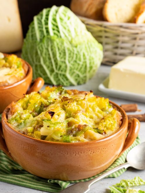 Zuppa alla Valpellinese gratinata con verza e formaggio fuso, servita in cocotte di terracotta