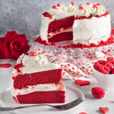 Red Velvet a strati con crema al formaggio e ciuffetti di panna, servito a fetta