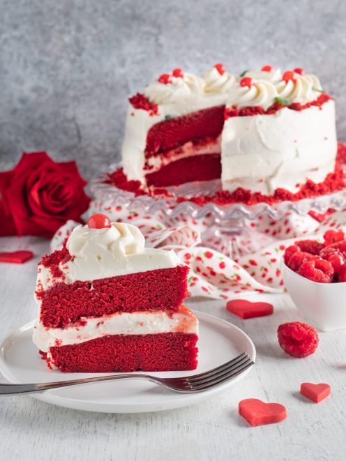 Red Velvet a strati con crema al formaggio e ciuffetti di panna, servito a fetta