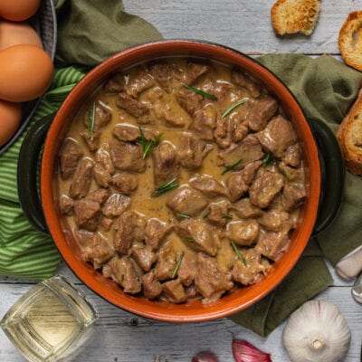 Agnello cacio e ova in tegame di coccio con sugo cremoso e rosmarino fresco