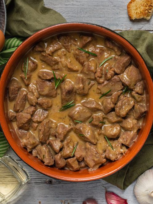 Agnello cacio e ova in tegame di coccio con sugo cremoso e rosmarino fresco