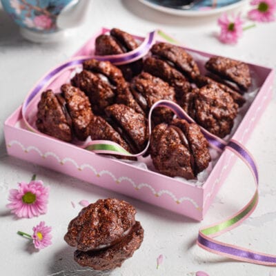 Baci di Alassio al cioccolato farciti disposti in una scatola regalo