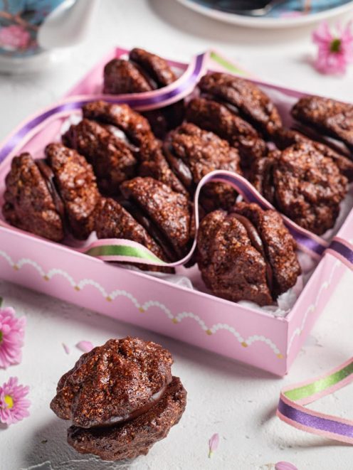Baci di Alassio al cioccolato farciti disposti in una scatola regalo