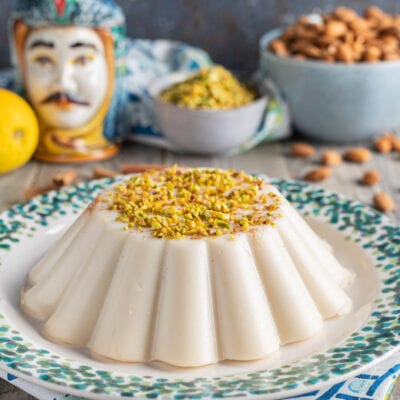 Biancomangiare siciliano stampato a stella, guarnito con granella di pistacchio e cannella