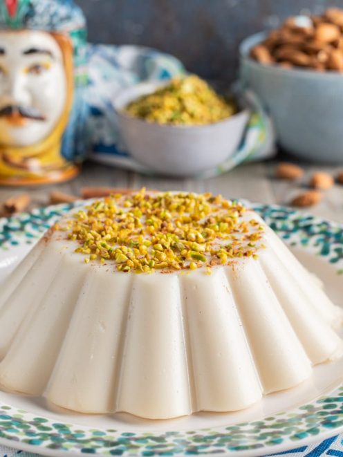 Biancomangiare siciliano stampato a stella, guarnito con granella di pistacchio e cannella