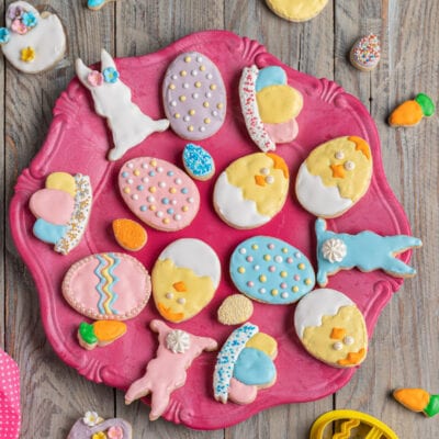 Biscotti di Pasqua decorati con glassa colorata a forma di uova, coniglietti e pulcini