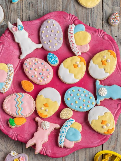 Biscotti di Pasqua decorati con glassa colorata a forma di uova, coniglietti e pulcini