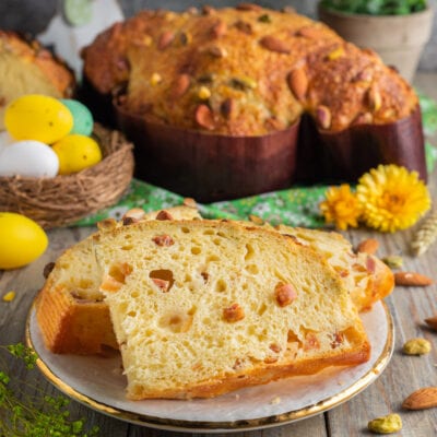 Colomba salata affettata con impasto alveolato e frutta secca in superficie