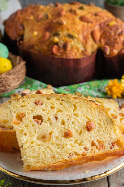 Colomba salata affettata con impasto alveolato e frutta secca in superficie