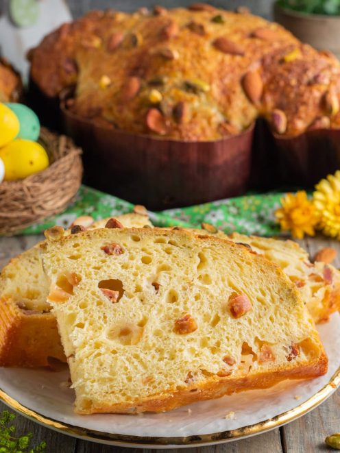 Colomba salata affettata con impasto alveolato e frutta secca in superficie