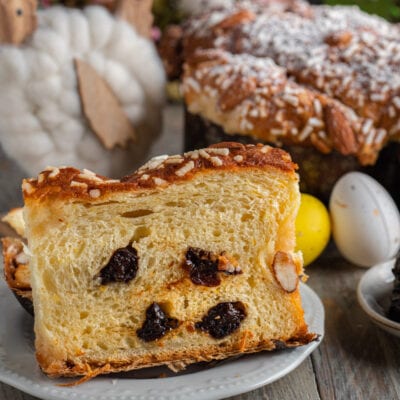 Colomba veloce con prugne in sezione, con mollica soffice, uvetta scura e mandorle in superficie