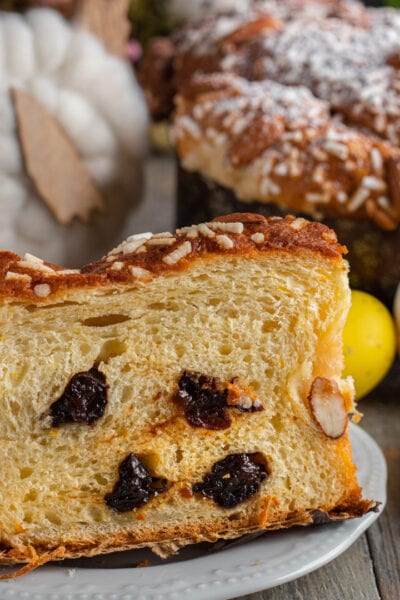 Colomba veloce con prugne in sezione, con mollica soffice, uvetta scura e mandorle in superficie