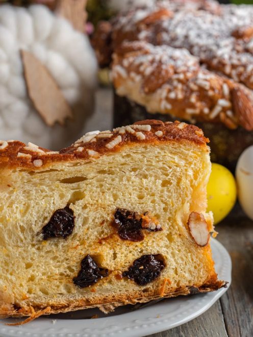 Colomba veloce con prugne in sezione, con mollica soffice, uvetta scura e mandorle in superficie