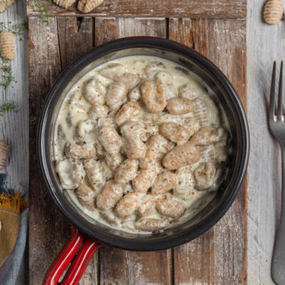 Gnocchi alla bava in padella con fonduta cremosa e pepe macinato