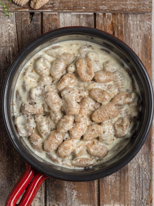 Gnocchi alla bava in padella con fonduta cremosa e pepe macinato