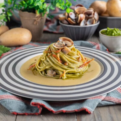 Linguine con crema di patate, vongole aperte e julienne di verdure in salsa cremosa