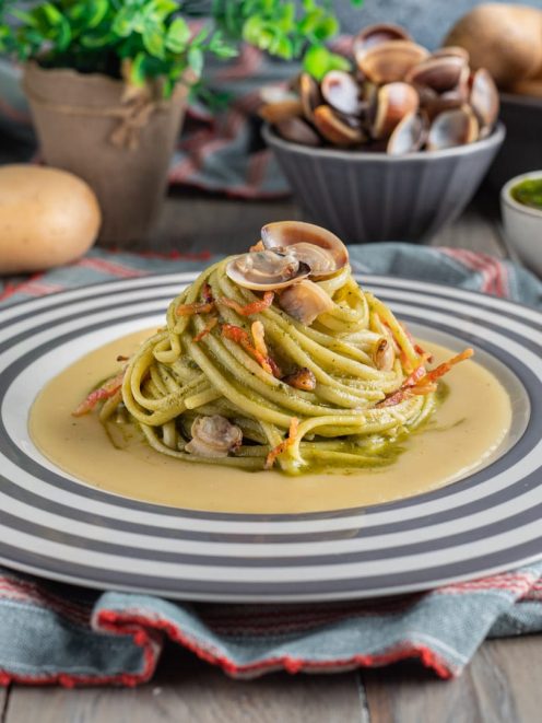 Linguine con crema di patate, vongole aperte e julienne di verdure in salsa cremosa