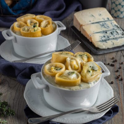 Paccheri ai due gorgonzola in porzione individuale, avvolti in salsa cremosa al formaggio erborinato