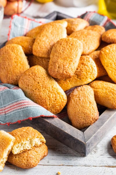 Pastarelle dorate ammucchiate in un vassoio, con una spezzata in primo piano che mostra la mollica soffice