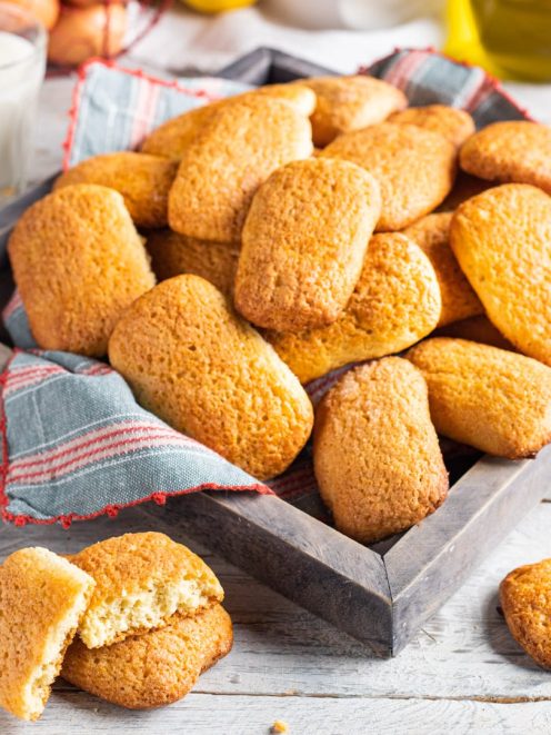 Pastarelle dorate ammucchiate in un vassoio, con una spezzata in primo piano che mostra la mollica soffice