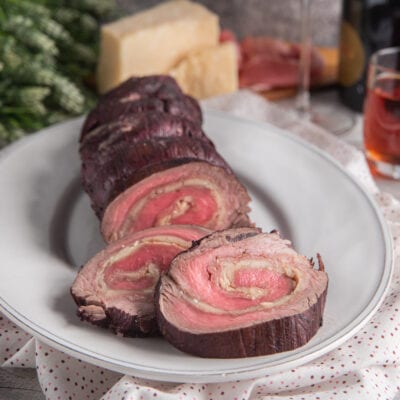 Rosa di Parma affettata con il suo ripieno a spirale di carne rosata
